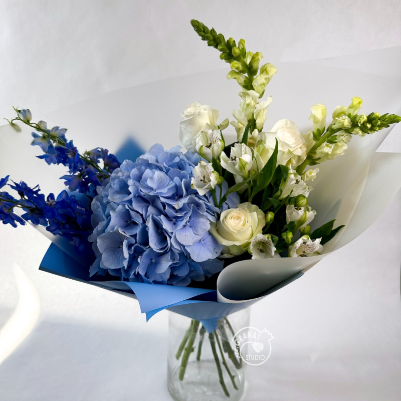 Букет с гортензией и маттиолой