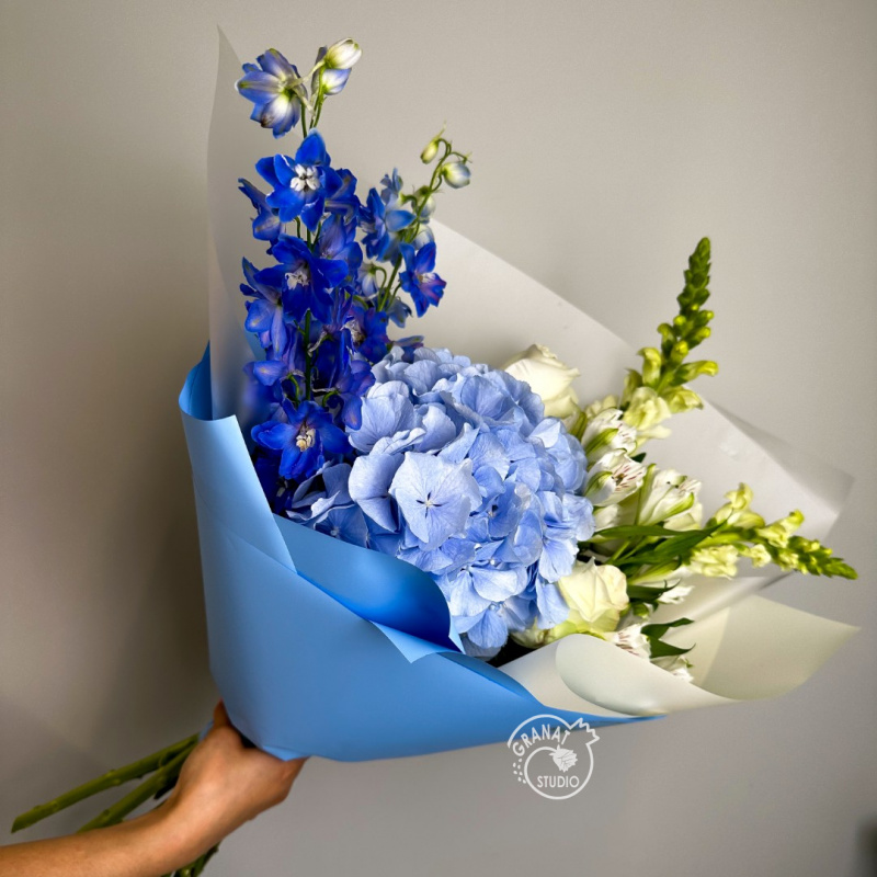 Букет с гортензией и маттиолой 1