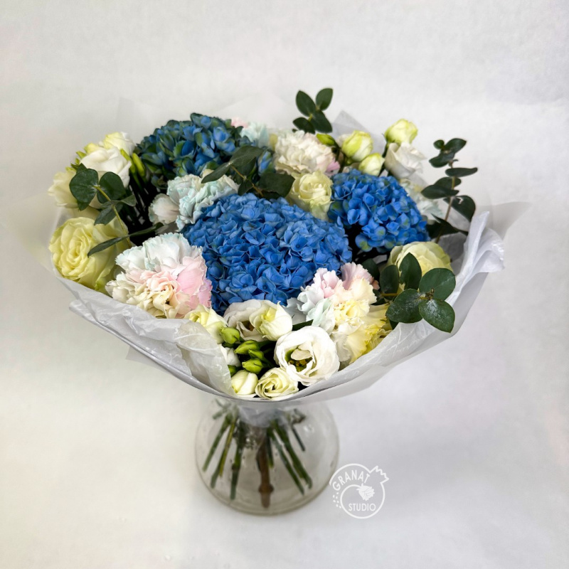 Букет с гортензией и гвоздиками