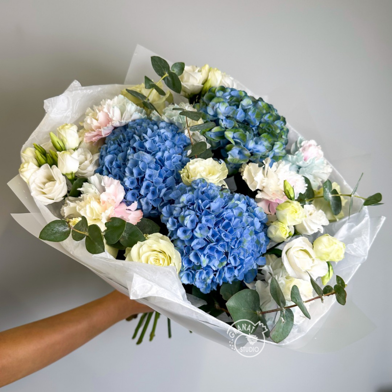 Букет с гортензией и гвоздиками 1