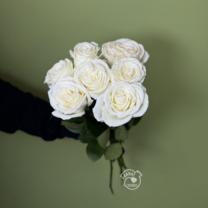 7 белых роз
