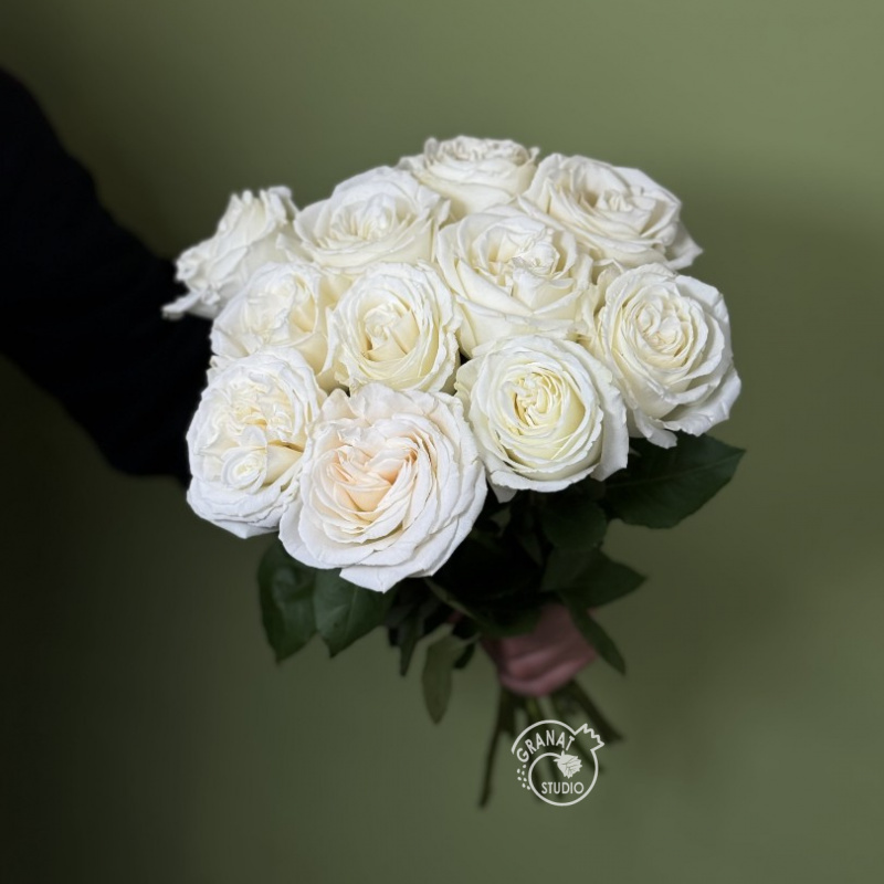 11 белых роз