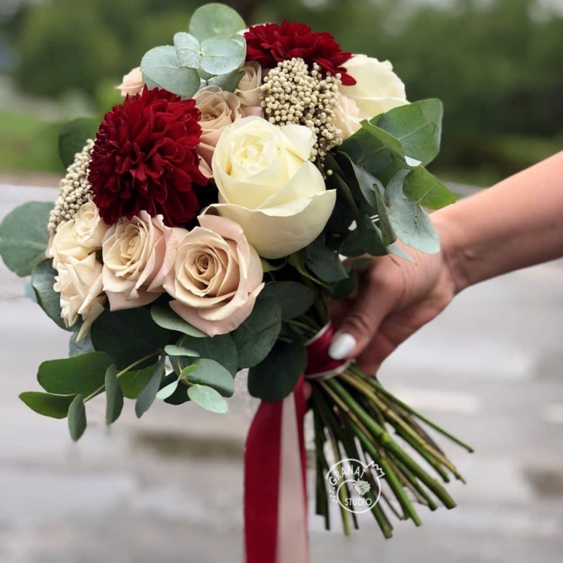 Букет с георгинами