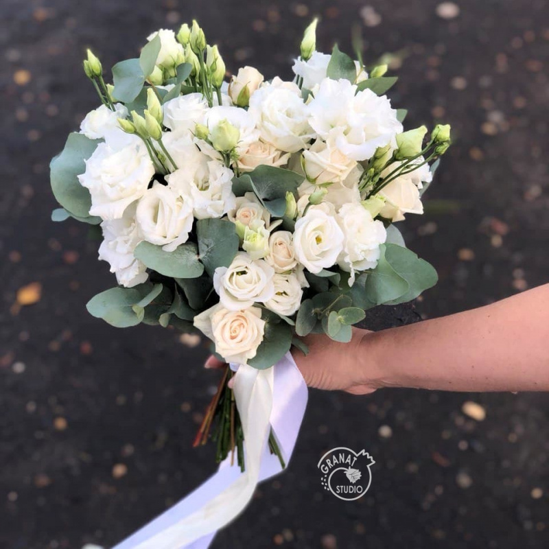 Букет «Лизиантус белый»