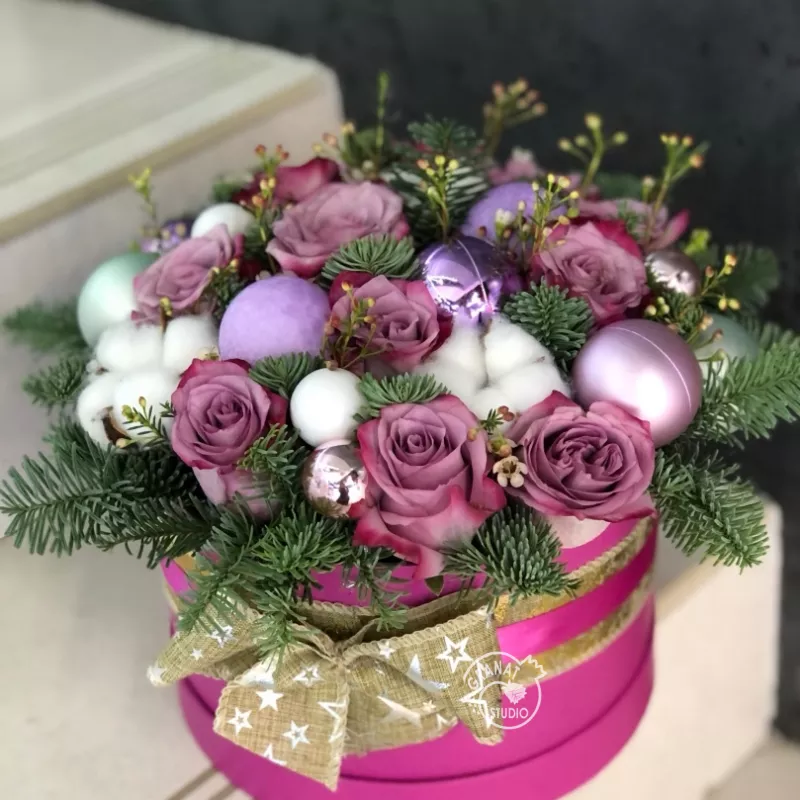 Композиция из натуральной ели в коробке &laquo;СИРЕНЕВАЯ ГОЛУБКА&raquo;