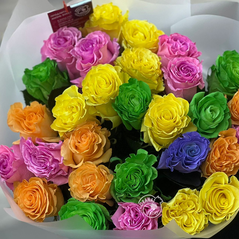 Радужный букет из роз