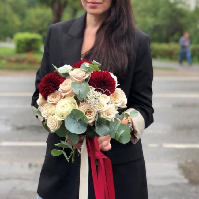 Букет с георгинами